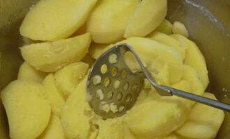 Tritureu les patates bullides en un puré. Tritureu les patates bullides en un puré.