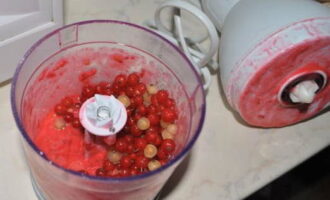 Pure ang mga currant gamit ang blender o food processor at ilagay sa isang mangkok na may angkop na sukat. 