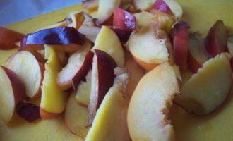 Snijd het fruit in kleine stukjes, giet het in een hittebestendige bak en voeg de aangegeven hoeveelheid suiker toe. Laat de nectarines op een warme plaats staan, zodat ze hun sap vrijgeven. Dit duurt ongeveer 2 uur.