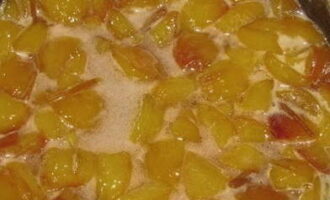 We verplaatsen de container met nectarines naar het fornuis en brengen de massa aan de kook, en laten het fruit vervolgens ongeveer een uur op een zeer laag vuur sudderen. 