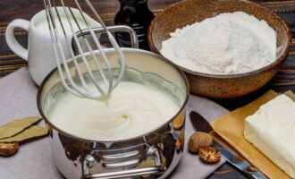 Mentre arriba la carn picada, cal preparar una salsa a base de nata. En una cassola, barregeu 50 grams d'aigua neta amb farina, remenant. Afegiu la resta d'aigua i nata, rectifiqueu de sal i nou moscada i deixeu-ho bullir a foc lent. És important remenar constantment la salsa perquè no es formin grumolls i no es separi. Quan espesseixi una mica, apagueu el foc. Mentre arriba la carn picada, cal preparar una salsa a base de nata. En una cassola, barregeu 50 grams d'aigua neta amb farina, remenant. Afegiu la resta d'aigua i nata, rectifiqueu de sal i nou moscada i deixeu-ho bullir a foc lent. És important remenar constantment la salsa perquè no es formin grumolls i no es separi. Quan espesseixi una mica, apagueu el foc.