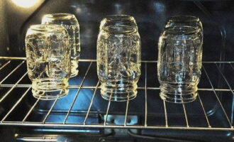 Potten voor het bewaren van nectarinejam steriliseren wij met stoom. Als alternatief kunt u de bakjes 15 minuten in de oven plaatsen of ze 3-5 minuten op hoog vermogen in de magnetron zetten. 
