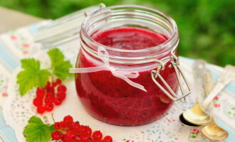 Maaari kang mag-imbak ng mga pulang currant na may asukal sa isang malamig na lugar sa loob ng halos anim na buwan. 