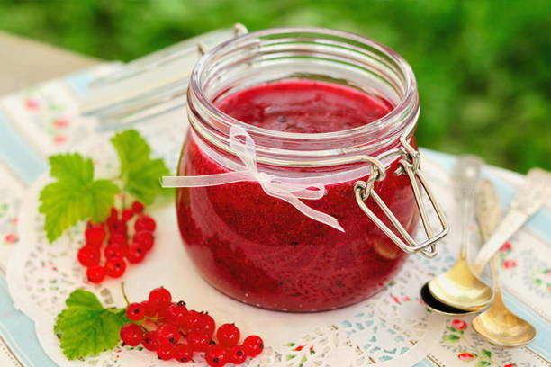 Grated red currants na walang pagluluto na may asukal para sa taglamig