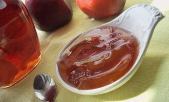 We doen de jam in voorbereide potten, rollen hem op en laten hem ondersteboven onder een warme deken liggen totdat hij is afgekoeld. Hierna kan de jam op een koele plaats worden bewaard. 