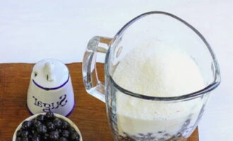 Ilagay ang mga currant sa isang mangkok ng blender at magdagdag ng asukal dito. Ang halaga ng asukal ay depende sa mga kondisyon kung saan ang produkto ay maiimbak. Kung plano mong panatilihin ito sa temperatura ng silid, kailangan mo ng 2 kilo ng asukal sa bawat 1 kilo ng mga berry. Kung nag-iimbak ka ng mga currant sa refrigerator, ang mga proporsyon ay magiging 1 hanggang 1.