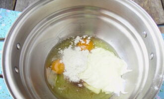 Maghanda ng pagpuno ng kulay-gatas. Paghaluin ang kulay-gatas, puti ng itlog, almirol, simple at vanilla sugar. 