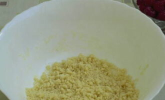 Para sa topping, paghaluin ang harina na may asukal, mantikilya at tinadtad na mani, gilingin ang timpla sa mga pinong mumo.
