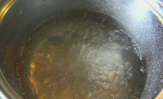 Ompliu els pots amb aigua bullint, deixeu-ho durant 10 minuts, tapant-los amb una tapa. després escorreu l'aigua en una cassola, afegiu-hi sal i sucre. Porteu la marinada a ebullició.