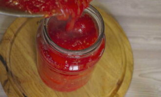 Scurgeți apa din borcane și turnați sosul de roșii clocotit. Rulați borcanele cu capace sterile, întoarceți-le cu susul în jos, înfășurați-le într-o pătură și lăsați-le până se răcesc complet.
