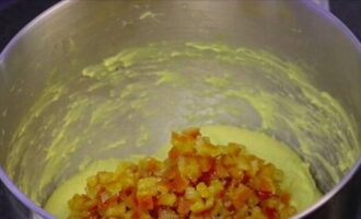 Després d'això, afegiu-hi les fruites confitades, remeneu-les perquè quedin uniformement repartides per tota la massa. Després d'això, afegiu-hi les fruites confitades, remeneu-les perquè quedin uniformement repartides per tota la massa.