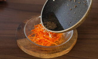 Zet de koekenpan op het vuur, giet de plantaardige olie erin, verwarm hem en haal hem van het vuur. Voeg koriander, komijn, rode en witte peper toe aan de hete olie en roer. Giet vervolgens het aromatische oliemengsel bij de wortels en roer. Zet de koekenpan op het vuur, giet de plantaardige olie erin, verwarm hem en haal hem van het vuur. Voeg koriander, komijn, rode en witte peper toe aan de hete olie en roer.Giet vervolgens het aromatische oliemengsel bij de wortels en roer.