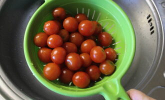 Com preparar deliciosos tomàquets en escabetx per a l'hivern? Preparem els productes necessaris. Rentar bé els tomàquets i treure les tiges. Esterilitzem pots de litres de qualsevol manera convenient. 