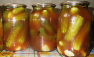 Umpleți legumele în borcane cu lichid aromat până la gâtul borcanului și sigilați. Lăsați bucățile răsturnate într-un loc cald, acoperite cu o pătură. Odată răcit complet, transferați la depozitare permanentă la rece. Umpleți legumele în borcane cu lichid aromat până la gâtul borcanului și sigilați. Lăsați bucățile răsturnate într-un loc cald, acoperite cu o pătură.Odată răcit complet, transferați la depozitare permanentă la rece.
