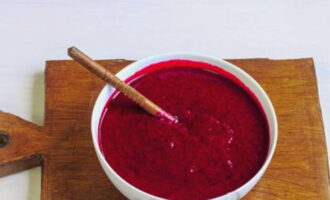 Ilagay ang mashed berries sa isang mangkok at mag-iwan ng ilang oras sa temperatura ng kuwarto. Haluin ang halo tuwing 30-60 minuto hanggang sa ganap na matunaw ang asukal.