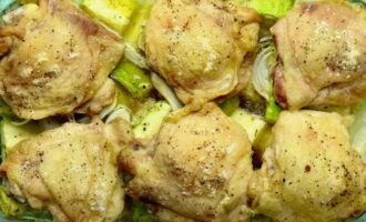 Bak vlees en groenten in de oven op 180 graden gedurende 50 minuten. Serveer de kip en courgette warm. Bak vlees en groenten in de oven op 180 graden gedurende 50 minuten. Serveer de kip en courgette warm.