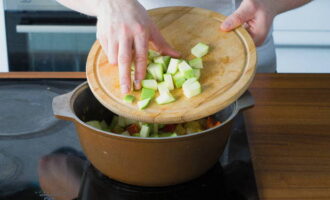 Sänk värmen och tillsätt zucchinin i grytan, täck den med ett lock och låt sjuda i 20 minuter.