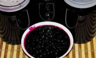 Després d'això, aboqueu la melmelada calenta en pots esterilitzats i tanqueu-los bé amb tapes. Refredar els pots cap per avall i transferir-los a un lloc fresc per guardar-los.