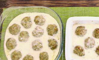Breng de inhoud van de ene pan over naar de andere, voeg zout en peper naar smaak toe. Zet de saus op middelhoog vuur en kook nog 3-5 minuten. Giet vervolgens de zure roomsaus over de gehaktballetjes en zet ze terug in de oven gedurende 30-40 minuten.