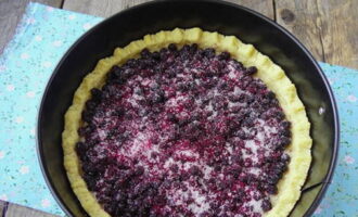 Ibuhos ang mga blueberries sa inihandang crust at budburan ng asukal.