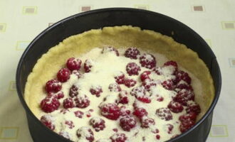 Ilagay ang mga raspberry sa kuwarta, takpan ang mga ito ng asukal at semolina.