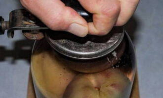 Esterilitzeu els pots durant 10-15 minuts i, a continuació, enrotlleu les tapes immediatament. Si el sucre dels pots no s'ha dissolt completament, s'ha de sacsejar la llauna.