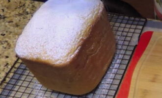 Després que el senyal de so indiqui que el pastís està a punt, obriu la màquina de pa, traieu els productes al forn i refredeu-los sobre una reixeta.