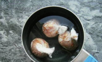 Doe de eieren in een pan met water. Kook de eieren na het koken gedurende 10 minuten.