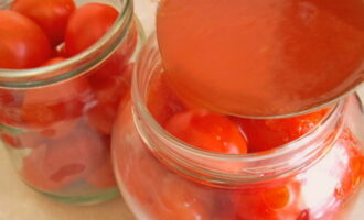 Aboqui el suc de tomàquet bullit amb sucre, sal i vinagre sobre els tomàquets. Enrotlleu el producte i deixeu-ho fins que es refredi completament en un lloc càlid.