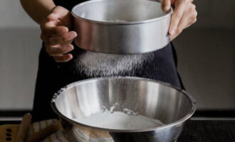 Làm thế nào để nướng bánh quy anh đào trong lò nướng? Rây bột vào tô trộn sâu rồi trộn với đường bột. 