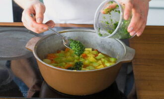 Ta bort den färdiga grönsaksgrytan från värmen, tillsätt salt, krydda efter smak, tillsätt vitlöksdressing, rör om, låt stå i 5 minuter.
