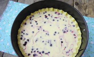 Ibuhos ang pagpuno ng kulay-gatas sa mga berry at ilagay ang amag sa oven, na pinainit sa 200 degrees, sa loob ng 25-30 minuto.