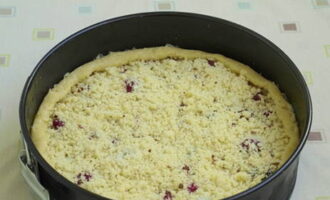 Magwiwisik ng mga sprinkle sa ibabaw ng pagpuno at tiklupin ang mga gilid ng kuwarta. Maghurno ng raspberry pie sa oven sa 200 degrees sa loob ng 30 minuto.