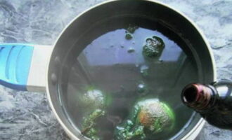 Voeg vervolgens het groene spul toe aan het water en kook nog eens 10 minuten.