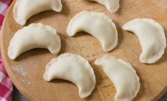 Vouw het deeg dubbel en druk de randen goed dicht. Plaats de dumplings vervolgens in kokend water en kook gedurende 5 minuten.