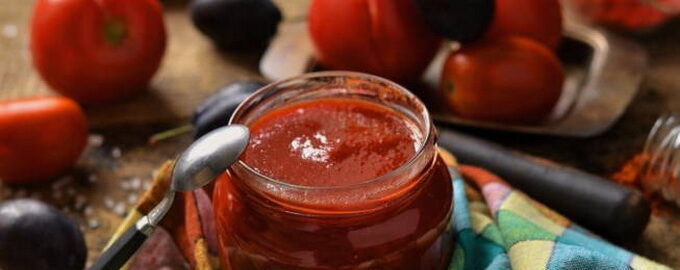 Linge cu degetele ketchup de roșii pentru iarnă