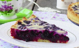 Palamigin nang bahagya ang shortbread pie at ihain.