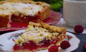 Budburan ang natapos na raspberry pie na may pulbos na asukal, bahagyang palamig at ihain kasama ng tsaa.