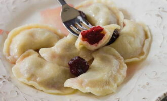 Serveer de dumplings warm met kersensaus.