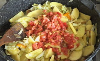 Scoateți coaja de pe roșii, tăiați-le cubulețe mici și puneți-le într-o tigaie.