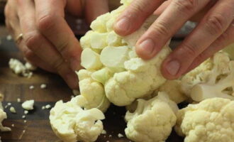 Paano gumawa ng Instant Pot Pickled Cauliflower? Hugasan ang cauliflower, tuyo ito at paghiwalayin ito sa mga inflorescence. Kung kinakailangan, ang pinakamalaki sa kanila ay maaaring i-cut sa mas maliliit na piraso. Paano gumawa ng Instant Pot Pickled Cauliflower? Hugasan ang cauliflower, tuyo ito at paghiwalayin ito sa mga inflorescence. Kung kinakailangan, ang pinakamalaki sa kanila ay maaaring i-cut sa mas maliliit na piraso.