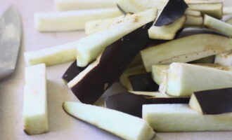 Cum să prepari vinete coreene delicioase pentru iarnă? Se spală vinetele, se taie tulpinile, se taie în jumătate și apoi în cuburi mari.