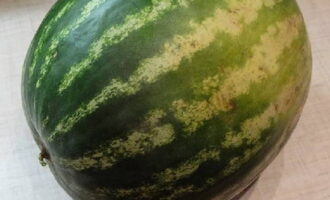 Com preparar síndries salades en pots per a l'hivern? Trieu una síndria de mida mitjana. Ho rentem amb un raspall i refresc.