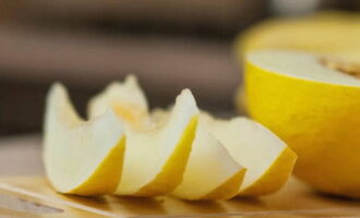 Paano maghanda ng melon compote para sa taglamig sa mga garapon? Nililinis namin ang isang kilo ng melon mula sa alisan ng balat at mga buto. Gupitin ang natitirang produkto sa maliliit na piraso.