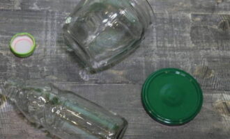 Hoe maak je ranetka-sap thuis klaar voor de winter? Laten we eerst glazen potten klaarmaken. We wassen en steriliseren ze op elke handige manier.