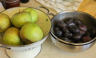 Cum se prepară compot de prune și mere pentru iarnă într-un borcan de 3 litri? Spălăm merele și prunele sub jet de apă. Lăsați mâncarea puțin și lăsați-o să se usuce.