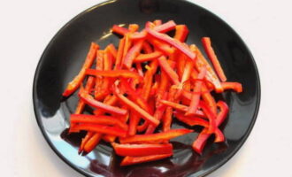 Alisin ang mga buto mula sa paminta at gupitin sa manipis na mga piraso, i-chop ang mga karot bilang para sa paghahanda ng mga Korean carrot. Gupitin ang bawang sa mga hiwa. Alisin ang mga buto mula sa paminta at gupitin sa manipis na mga piraso, i-chop ang mga karot bilang para sa paghahanda ng mga Korean carrot. Gupitin ang bawang sa mga hiwa.