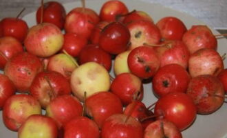 Hoe maak je heerlijke ranetka-jam voor de winter? We selecteren het benodigde aantal ranetka's voor het maken van jam. Wij wassen ze en laten ze drogen.