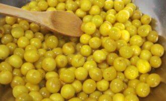 Com fer melmelada de prunes de cirera senzilla per a l'hivern? Inicialment, triem totes les prunes cirera, després rentem les baies, les omplim d'aigua i les deixem coure a foc lent. Porteu-los a ebullició, remenant constantment.
