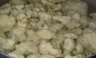 Ilagay ang mga inflorescences ng repolyo sa kumukulo, ngunit hindi inasnan na tubig at lutuin ng ilang minuto, pagkatapos ay ibuhos ang sabaw sa isa pang lalagyan upang maghanda ng marinade batay dito. Ilagay ang mga inflorescences ng repolyo sa kumukulo, ngunit hindi inasnan na tubig at lutuin ng ilang minuto, pagkatapos ay ibuhos ang sabaw sa isa pang lalagyan upang maghanda ng marinade batay dito.